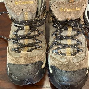 Mens Colombia hiking boots size 7.5